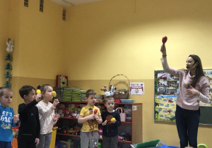 Dzieci grają na marakasach.